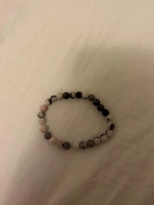 Armband - Picasso-jaspis stenar - Armbandet är handgjordt och köpt i gdansk, polen för 300kr. Äkta Picasso-jaspis stenar. Armbandet är lätt viktig och passar perfekt med alla outfits. Säljer pga den börjar bli för liten. Passar 10-15 åringar! Armbandet är också unisex!