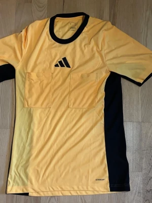 Domartröja Adidas M - Ordinarie pris - 499kr  Säljer en 10-12 gånger använd domartröja i storlek L från kollektionen REF 2024, köpt från en tysk sida. Vill säljas pga slutat som domare, men har använts av mig som distriksdomare.   Tveka inte att höra av er om ni har frågor! Kolla in min profil där det även finns andra färger som jag kan samfrakta!.