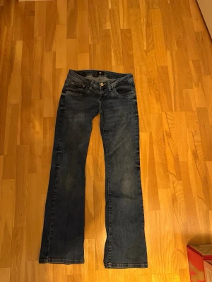 Blå bootcut jeans från LTB W25 L30 - Säljer ett par lågmidjade jeans från ltb! Säljer pga dem blivit för stora. Dem är i fint och bra skick! 