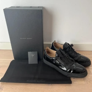 Zanotti skor - Ett par skitsnygga skor av Giuseppe Zanotti. Skorna är i topp skick, storlek 44 och självklart äkta med digitalt kvitto, box och dustbag som följer med. Hör av dig för mer frågor!!!