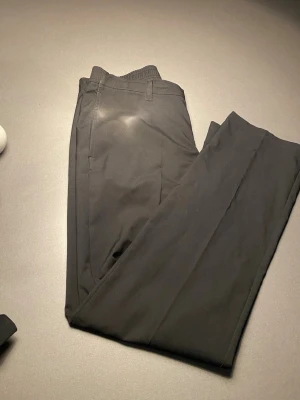 Adidas golf byxor  - Säljer nu dessa riktigt snygga adidas golf byxor i st 164 bara höra av dig vid frågor eller funderingar och pris kan absolut diskuteras 