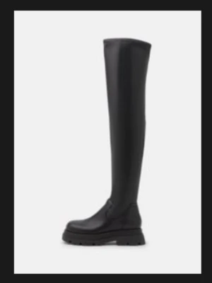 Svarta höga stövlar i skinn - Säljer ett par svarta, över knähöga stövlar med chunky platt sula. Snygg minimalistisk design och tillverkade i slätt skinn. Perfekta för dig som vill ha en cool och stilren look med extra edge. Köpta för 1999kr