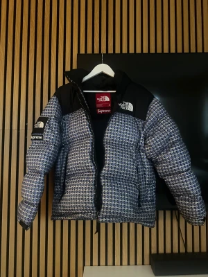 The North Face x Supreme pufferjacka (Unik) - Säljer en fet pufferjacka från The North Face x Supreme. Perfekt för dig som vill sticka ut i vinter. Storlek: M. Har även kvitto för äkthetsbevis. Köpt på StockX för ca 7000kr. Passar både tjej och kille