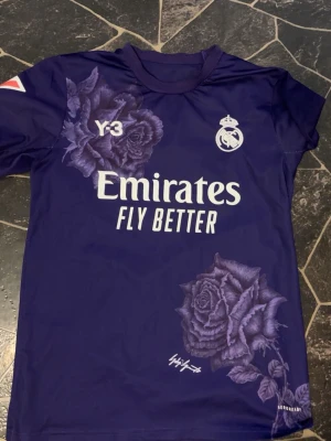 real madrid 23/24 tröja - säljer en real madrid tröja då jag inte använder den och inte har något som matchar den. köpt från Adidas. pris kan sänkas vid snabb affär och byten kan även ske. Tveka inte om du har några frågor