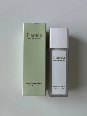 Plantea Nourishing Serum 30 ml - Plantea Nourishing Serum med 30 ml innehåller ingredienser som kaktus, niacinamid, vitamin C/E, havtornsextrakt, retinol, salicylsyra och hyaluronsyra. Kommer i en stilren ljusgrön förpackning och en modern plastflaska med vit kork. Som synes på sista bilden är nypris $70. Ej använd. Locket gick tyvärr sönder när jag skulle kontrollera flaskan, som plåster på såren skickar jag serumet i en necessär i läder i nyskick. 