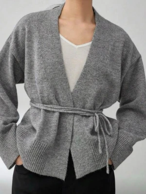 GRÅ KOFTA - Grå kofta i storlek S. 