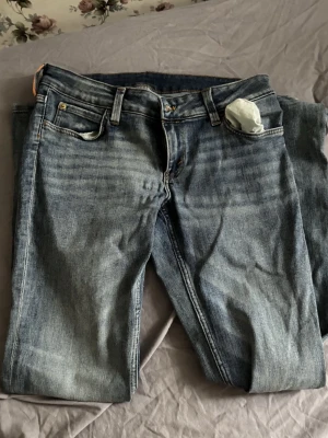 Cheap Monday jeans  - Säljer ett par cheap monday jeans då dom är förstora för mig. Dom är i bra kvalitet men har ett litet hål vid foten, be om bild om det önskas! Dom är 32/32