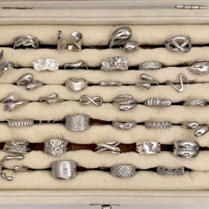 Alla som köper minst 2 ringar får en slumpmässigt ring på köpet. - De är även justerbara vilket innebär att de passar alla! Skötselråd och putsduk medföljer! Skriv för specifika bilder och pris då vissa är billigare än andra! Pris 89kr-129kr  Kontakta vid intresse av köp! Fri frakt på alla köp 💓