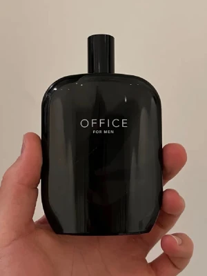 Office For Men parfymprover/samples - Säljer samples av denna grymma doft! 2ml: 79kr | 3ml: 115kr | 5ml: 185kr | 10ml: 329kr | Frakt kan lösas privat för en billigare peng!