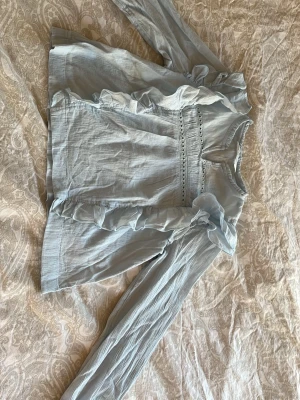 Ljusblå blus, (säljer för att den är för kort i armarna) - Super fin ljusblå blus, tunn och luftig. Pris kan diskuteras! 