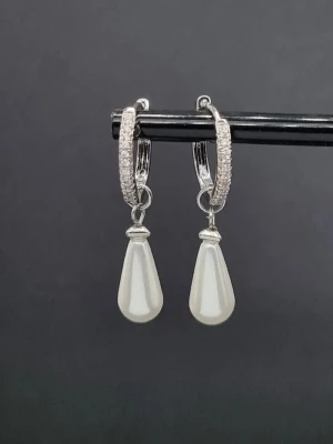 Handgjorda örhängen  - Material-rostfritt stål med zirconia kristall 