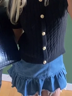 Blå jeanskjol med volangkant - Supersnygg blå jeanskjol med volangkant och råa kanter längst ner. Kjolen har en dragkedja bak . Perfekt för dig som vill ha en trendig och avslappnad look. Passar till allt från sneakers till boots.