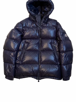 Moncler Enrics  - Moncler Enrics Marin blå. Storlek 4 / passar L. Skick 9/10 super fin som ny. Pris 7790kr finns att köpa på våran hemsida, Fashionels.com