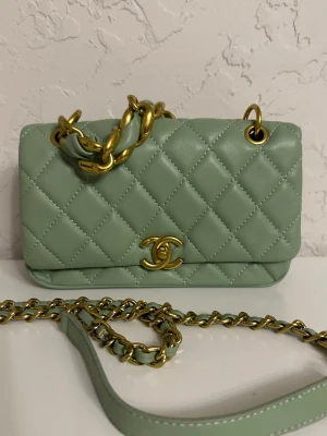 väska med guldiga detaljer  - Fin mintgrön väska 