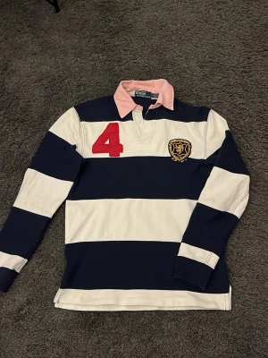 Ralph Lauren långärmad piké  - Riktigt fet långärmad piké från Ralph lauren i storlek S. Väldigt bra passform 