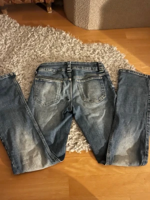 Låg midja jeans från Hm 146-152 - Snygga blå jeans som är från hm, strl146-152. Inga skador skriv för fler bilder osv!