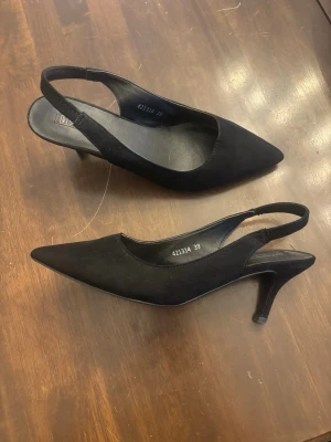 Svarta pumps - Säljer ett par svarta pumps från Nelly. Mycket bra skick. Skriv vid frågor🥰