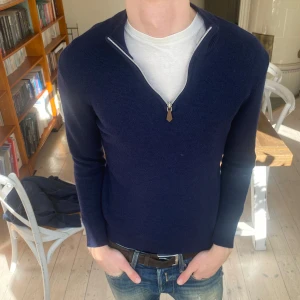 Stenströms zip up - Sjukt snygg och fräsch halfzip från Stenströms i 100% merinoull i näst intill Nytt skick! 🙌 Tröjan är i storlek XXL men passar nu som XS, Ny pris 2000kr skriv vid fråga 👍 🔥 
