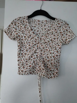 Top - Vid top med rosa blommor 