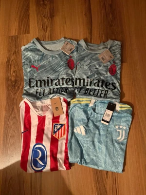 4st fotbollströjor Juventus, Milan, Atletico Madrid  - Bilderna visar endast fotbollströjor från AC Milan, Juventus och Atlético Madrid, storlek M och L. Perfekt för dig som vill ressela dessa 