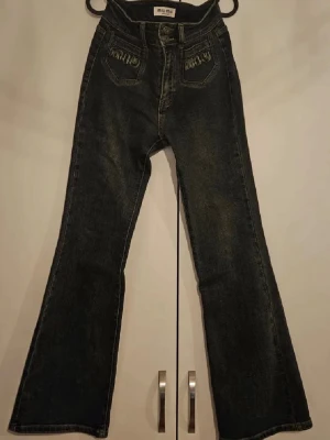 jeans från Miu Miu - Snygga mörkblå jeans från Miu Miu. Jeansen är tillverkade i slitstarkt denim och har knapp- och dragkedjestängning.