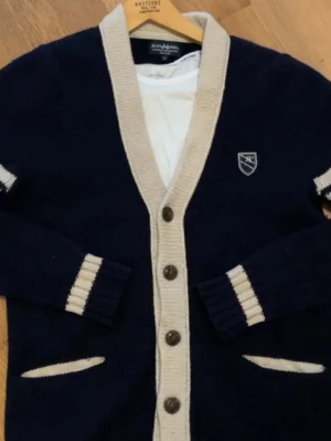 Mörkblå kofta från Jean Paul, L - Hej säljer en jättefin Jean Paul cardigan kofta, den är knappt använd pga jag inte gillar cardigan så mycket. Funderingar och frågor är det bara kontakta mig. Passar också för M storlek men den är L som sagt.