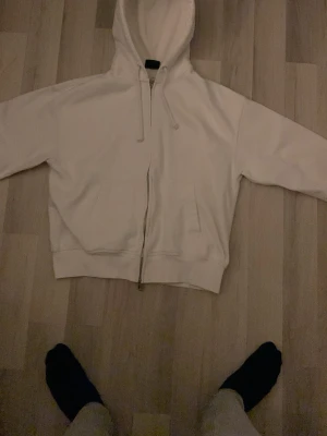 Oversized Hoodie zip up - Oversized Hoodie zip up från HM den passar bra om man ska ha grisch stilen på vinter samt streetwear om man har lite baggy jeans till den. Billig och bra, jag fick den i present så den är hel ny, jag hade redan en exakt samma tröja.