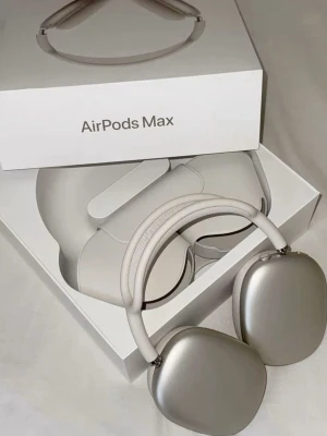 AirPods Max - Apple AirPods Max i silver, trådlösa over-ear hörlurar med aktiv brusreducering och hög ljudkvalitet. Produkten ser ut att vara i mycket gott skick och levereras med originalförpackning och fodral. Perfekt för musik, film och samtal. Byten