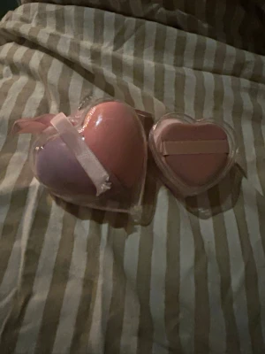 Beauty blender & puderpuff - En rosa och lila beauty blender & 3 puderpuffar från Makeup Time💕