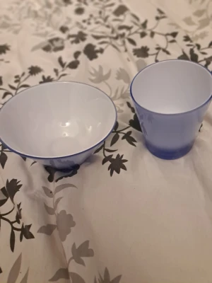 Tjusig fina blått och vit skålar - Säljes: Skålar i blått och vitt. Oanvända och helt ny skick.  Skickas via posten men köpare står för frakten. Vid övriga frågor skicka gärna meddelande.  Lämnar självklart god omdömen om köparen gör det.  Kolla in gärna på mina andra annonser!