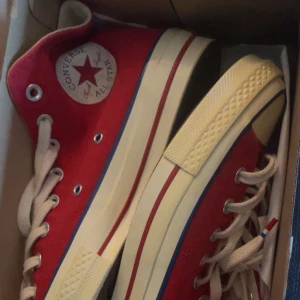 Röda Converse Chuck Taylor All Star - feta röda converse, helt oanvända med prislapp kvar. pris går såklart att diskutera. 