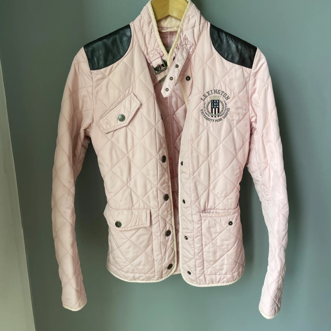 Rosa quiltad jacka från Lexington