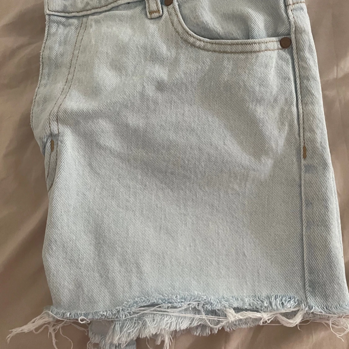 Ljusblå jeansshorts med fransig kant - 2