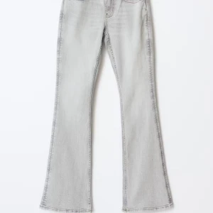 Grå bootcut jeans - Snygga ljusgrå jeans från Gina tricot Jeansen har klassisk dragkedja med knapp. Materialet är mjukt denim som sitter skönt och ger en avslappnad vibe. Har aldrig använt de så de är som nya fast billigare. Pris kan diskuteras!! 