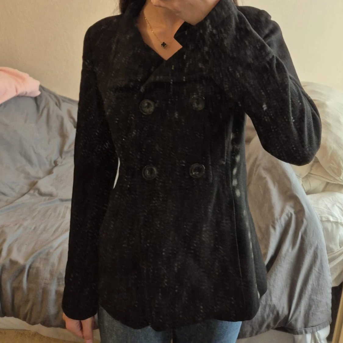 Svart kappa med bälte och knappar - 3