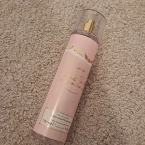 Sweet Tooth Body Mist 236ml - Body mist och parfym från sabrina carpender i body musten är det ungefär 95% kvar och skulle säja ungefär samma i parfymen lite svårt att veta dock skriv för frågor💞 säljer pga att den inte passar mig 300 för båda