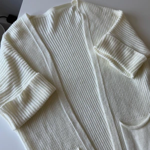 STICKAD KOFTA  - Vit / Cremefärgad kofta, med kortare ärm. Storleken är One Size. 