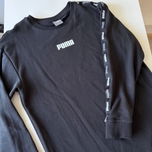 PUMA KLÄNNING  - Svart Midiklänning från Puma, Sweater Dress. Storlek S, nypris 429kr. 