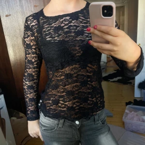 Svart långärmad spetstopp - Superfin långärmad spetströja i bra skick! Har klippt av den där nere men inget som syns och den trådar inte 🥰