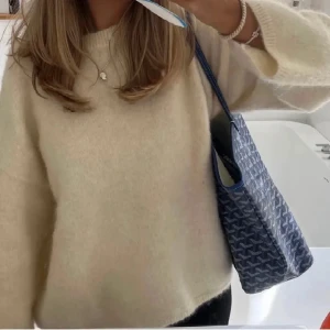 Slutsåld mohair tröja  - Så fin mohair tröja från hm som är helt slutsåld. I storlek Xs men är oversized, är i bra skick❤️Kan gå ned i pris vid snabb affär!!!