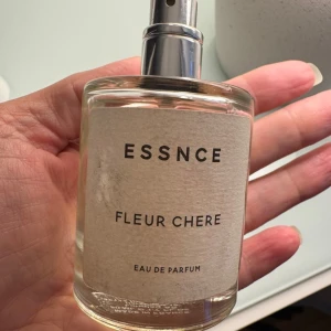 Essnce Fleur Chere Eau de Parfum - Minimalistisk och stilren parfym från ESSNCE med namnet Fleur Chere. Perfekt för dig som gillar enkla och moderna dofter. Lite defekter på etiketten och locket har försvunnit tyvärr men annars är allt bra (syns på bilderna hur mycket som är kvar) 