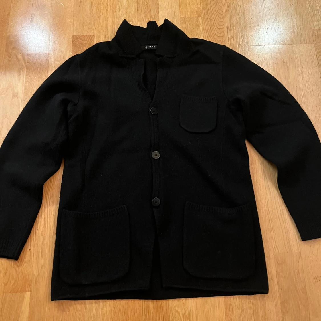 Svart kofta från Tiger of Sweden