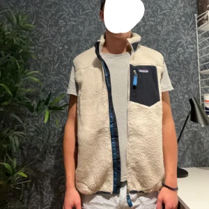 Patagonia väst - Hej! Jag säljer en trendig Patagonia väst i storlek M, perfekt nu till hösten! Mycket bra skick! Personen på bilden är 185cm och väger omkring 70kg. Kontakta mig vid eventuell fråga! Prislappen kan förändras vid snabb och enkel affär! 