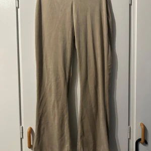 Beiga bootcutbyxor från Gina Tricot XS - Snygga beiga bootcutbyxor från Gina Tricot i mjukt material. Byxorna har hög midja, raka ben med utsvängd nederdel och bakfickor. Perfekta för en trendig och avslappnad look. Är uppsydda för 153 längd men går att sprätta upp så blir de normal längd 