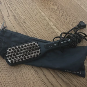 Remington Värme borste - Remington Keratin Protect värmeborste för smidig och snabb hårstyling. Borsten har keramiska borst och digital temperaturkontroll. Fint skick, inga synliga defekter. Levereras med original värmeskyddande påse.