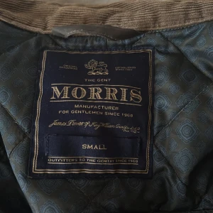 Säljer min Morris jacka  - Jackan är använd helt okej mycket förra året men är fortfarande bra skick. Väldigt fin nu inför hösten när det blir lite kyligare perfekt för dig sol söker en billig fin men också stilig höst jacka ( Ny pris runt 2500kr )