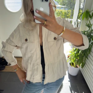 Beige kofta / blus  - Storlek M 