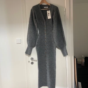Stickad Adoore klänning  - Helt ny oanvänd Adoore klänning med prislapparna kvar. Helt slut online och i butik. Klänningen är i storlek 32 men passar perfekt på mig som är en S i vanliga fall, brukar ha storlek 36-38 och har haft dom storlekarna förut på Adoores klänningar. Men eftersom den stickade klänningen är väldigt stretchig så skulle jag säga att den skulle passa alla från storlek 32-36 kanske till och med 38. Säljer känningen pga att jag har dubbletter av klänningen.