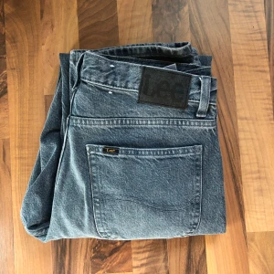 Levis Jeans -  Snygga grå/blå jeans i nyskick.                             