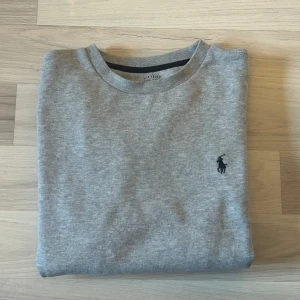 Grå Ralph Lauren Sweatshirt - Grå Ralph Lauren Sweatshirt | Storlek - S | Skick - 9/10 - mycket bra | inga defekter | Nypris - 2000kr | Hör av er vid frågor eller funderingar 🙌